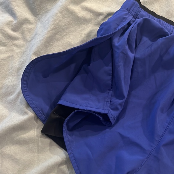 Nike dri fit shorts with hidden pockets and built in spandex - Picture 6 of 7